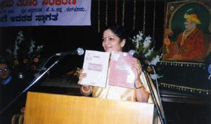 Dr. Suman Venkatesh releasing the books