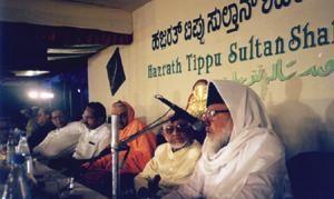 Moulana Abdul Karim Parekh addressing the gathering at Srirangapatna.></p></center>
<!--mstheme--> <!--mstheme--><center><b>Moulana Abdul Karim Parekh addressing the gathering at Srirangapatna, Ganjam on May 8th, 1999</b></center><br>
<!--mstheme-->

<center><p><img src=